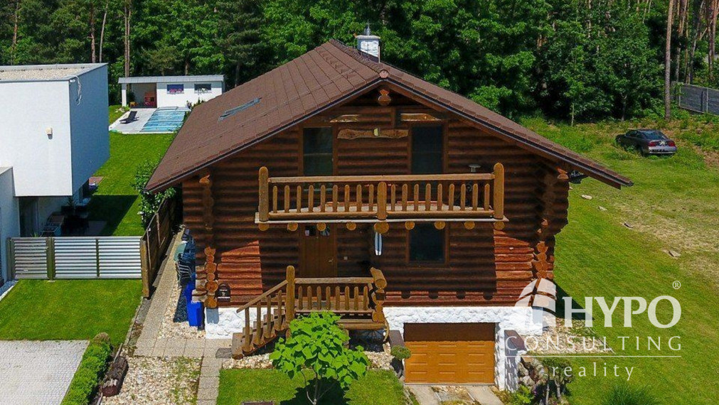 Na predaj zrubový rodinný dom s terasou a garážou pre  2 autá