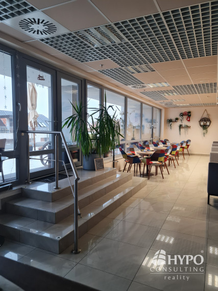 Kaviareň so strešnou terasou na námestí Trnava – odstúpenie