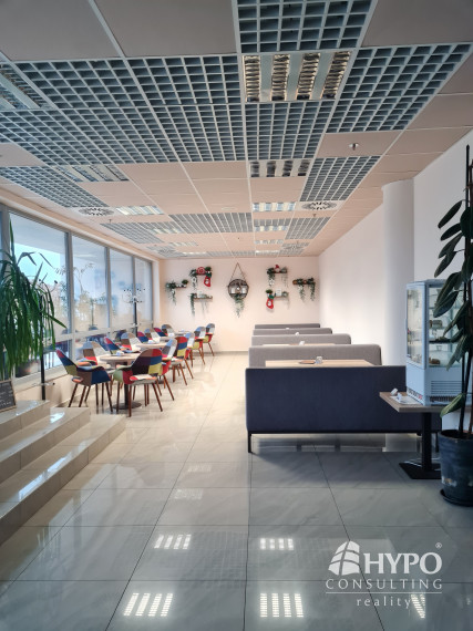 Kaviareň so strešnou terasou na námestí Trnava – odstúpenie