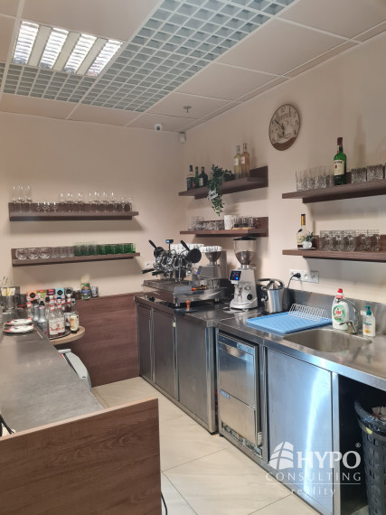 Kaviareň so strešnou terasou na námestí Trnava – odstúpenie