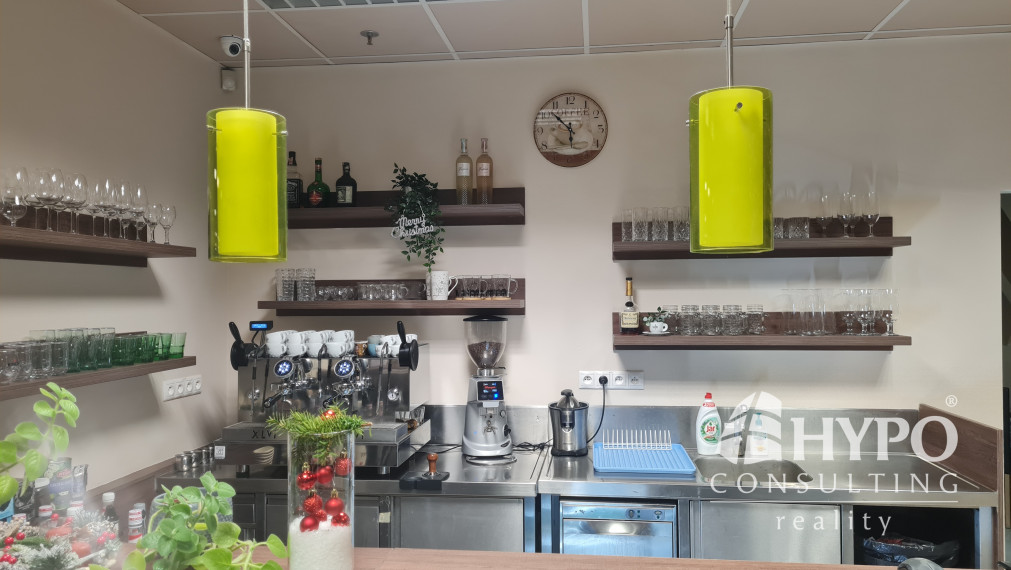 Kaviareň so strešnou terasou na námestí Trnava – odstúpenie