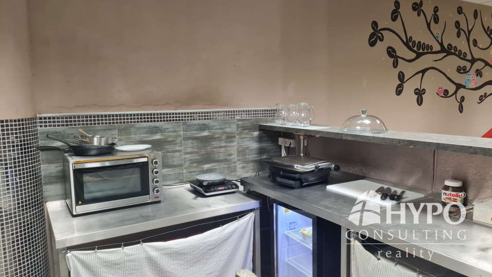 Kaviareň so strešnou terasou na námestí Trnava – odstúpenie