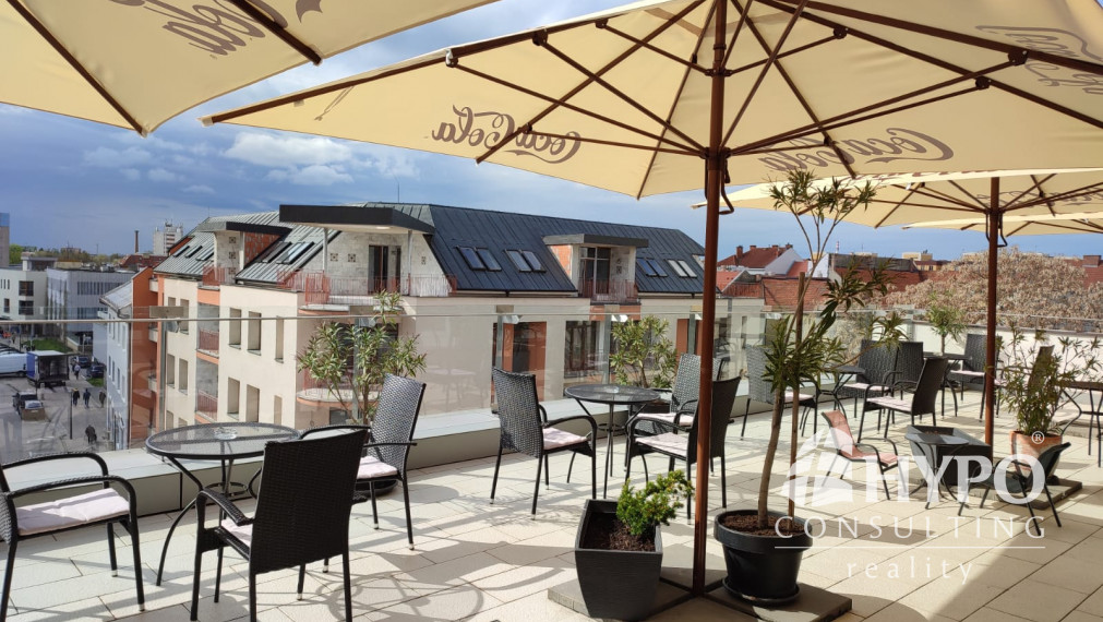 Kaviareň so strešnou terasou na námestí Trnava – odstúpenie