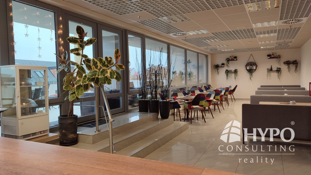 Kaviareň so strešnou terasou na námestí Trnava – odstúpenie