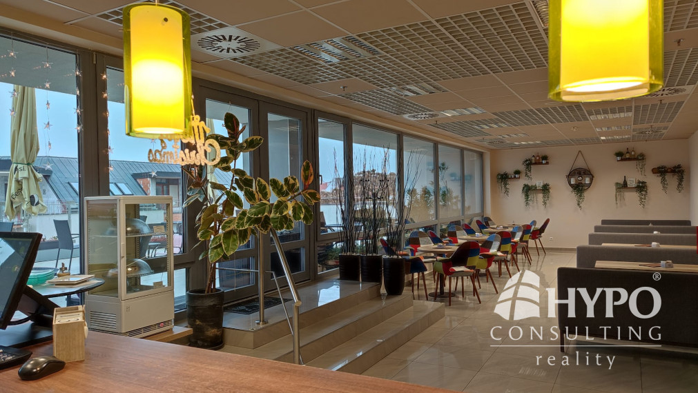 Kaviareň so strešnou terasou na námestí Trnava – odstúpenie