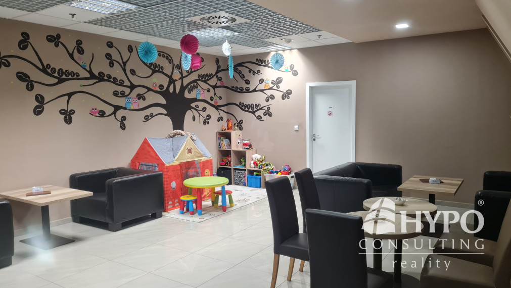 Kaviareň so strešnou terasou na námestí Trnava – odstúpenie