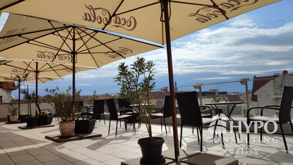 Kaviareň so strešnou terasou na námestí Trnava – odstúpenie