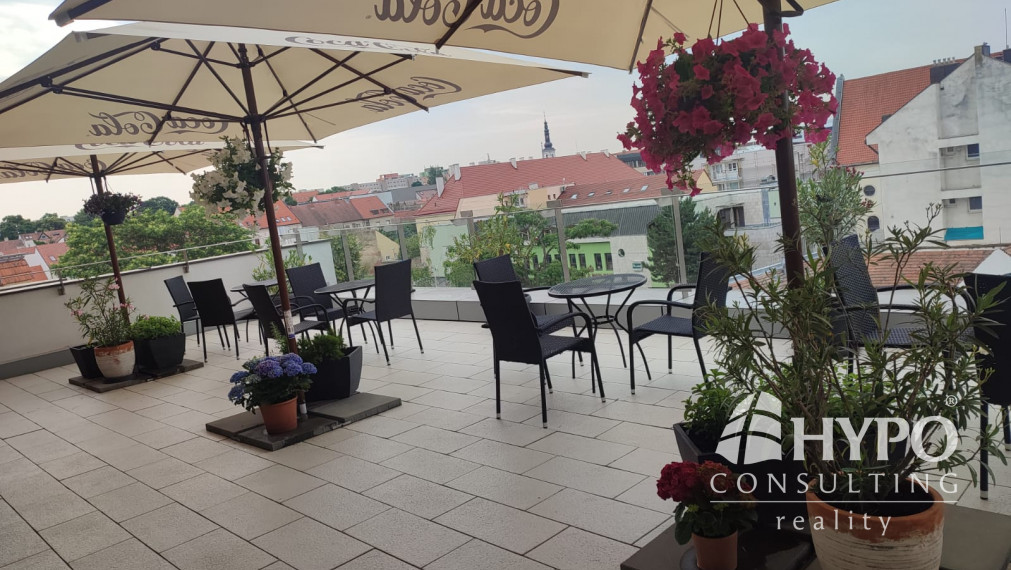 Kaviareň so strešnou terasou na námestí Trnava – odstúpenie