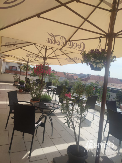 Kaviareň so strešnou terasou na námestí Trnava – odstúpenie