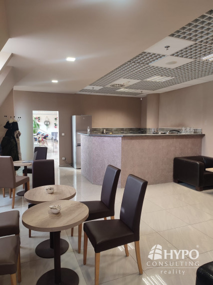 Kaviareň so strešnou terasou na námestí Trnava – odstúpenie