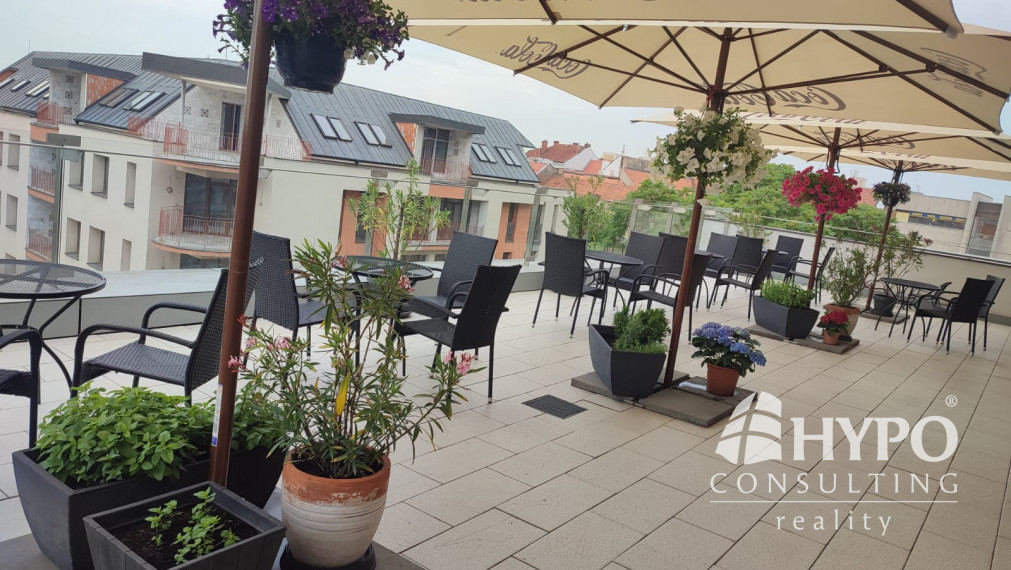 Kaviareň so strešnou terasou na námestí Trnava – odstúpenie