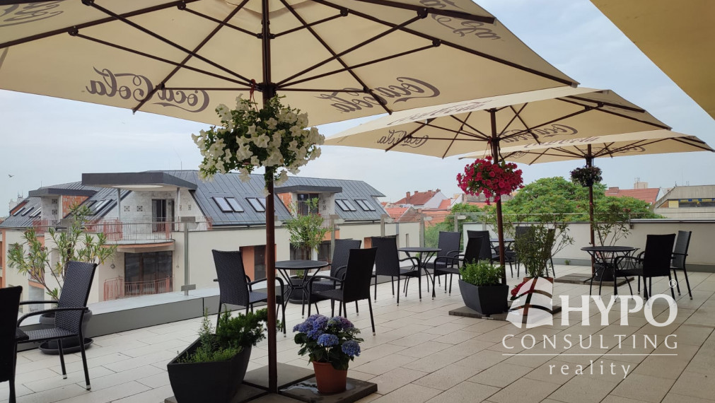 Kaviareň so strešnou terasou na námestí Trnava – odstúpenie