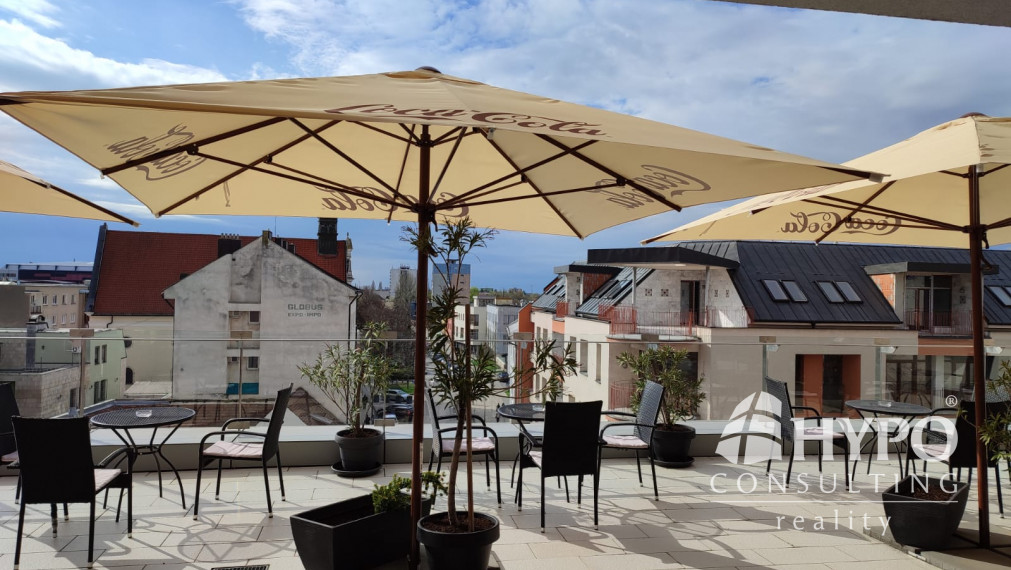 Kaviareň so strešnou terasou na námestí Trnava – odstúpenie