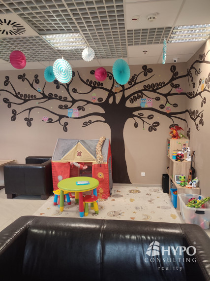 Kaviareň so strešnou terasou na námestí Trnava – odstúpenie