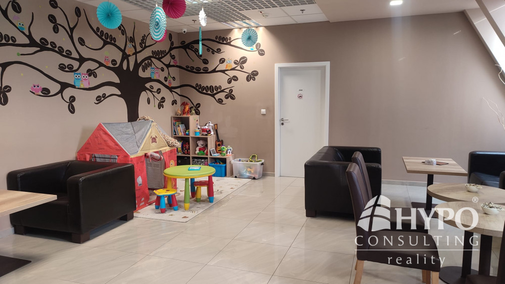 Kaviareň so strešnou terasou na námestí Trnava – odstúpenie