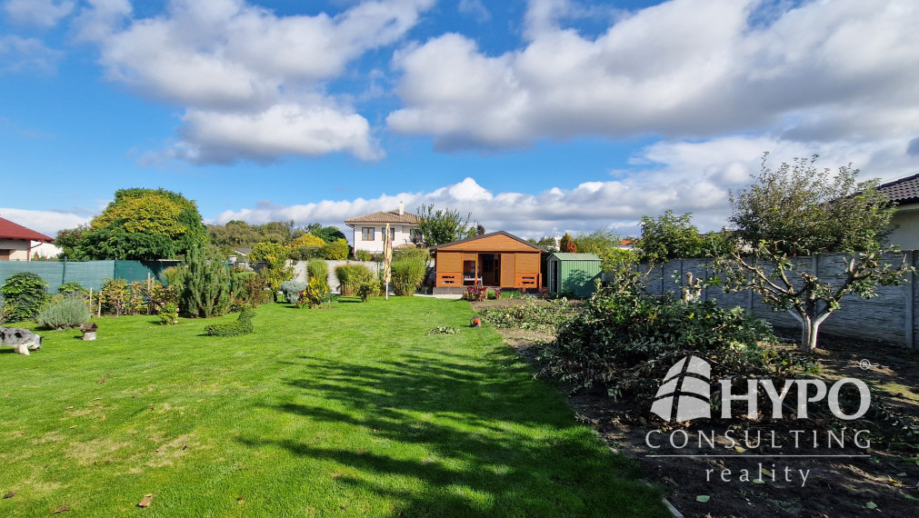 Hrubá Borša-krásny výborne situovaný pozemok s chatkou-všetky IS