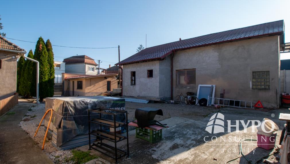 Priestranný dom s veľkým pozemkom vhodný aj na investíciu