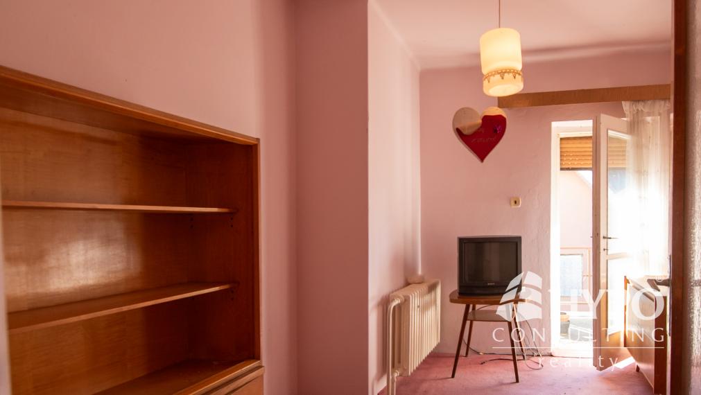 Starší trojpodlažný dom blízko centra