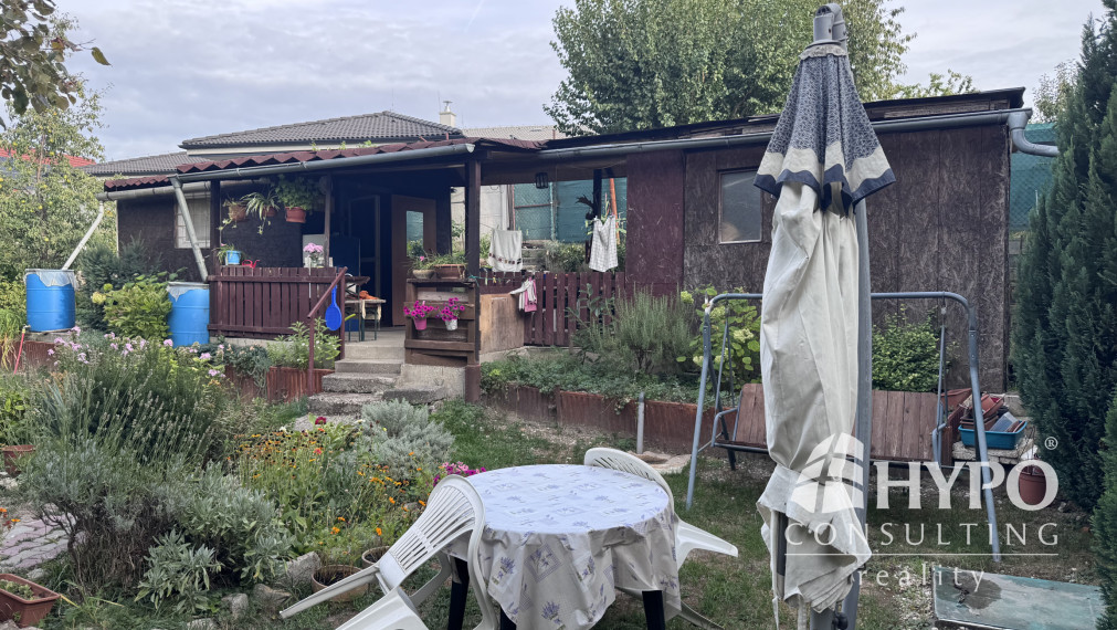 Udržiavaná záhrada s chatkou a mestskou vodou (BA - Vrakuňa)