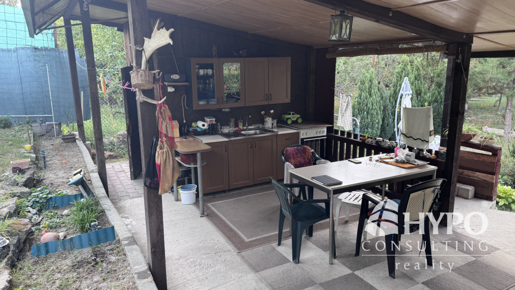 Udržiavaná záhrada s chatkou a mestskou vodou (BA - Vrakuňa)