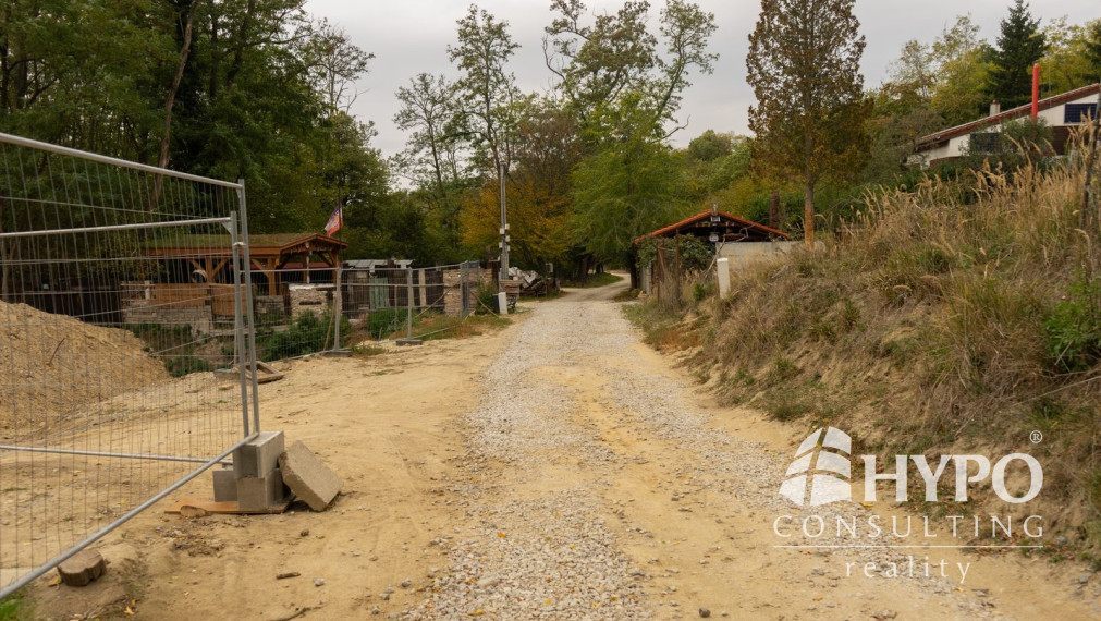 Slnečný svahovitý pozemok (960 m²), Stupava