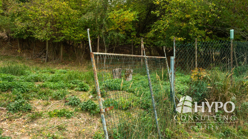 Slnečný svahovitý pozemok (960 m²), Stupava