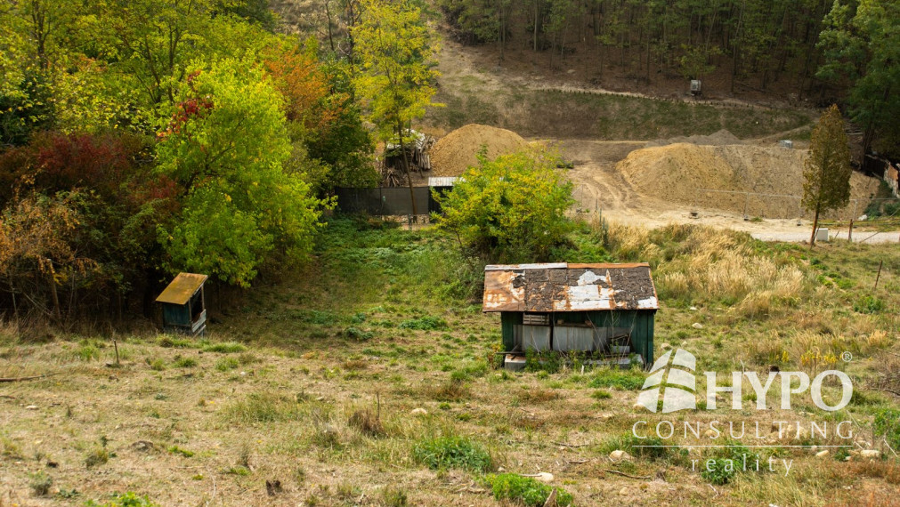 Slnečný svahovitý pozemok (960 m²), Stupava