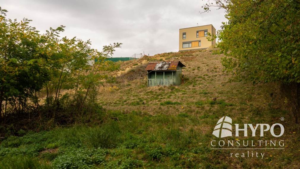 Slnečný svahovitý pozemok (960 m²), Stupava