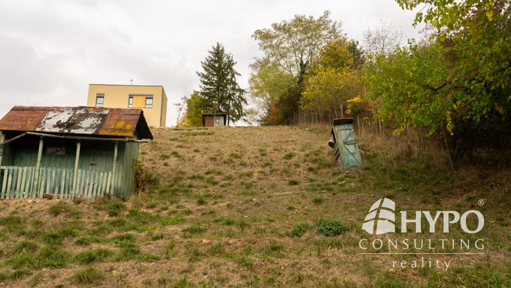 Slnečný svahovitý pozemok (960 m²), Stupava