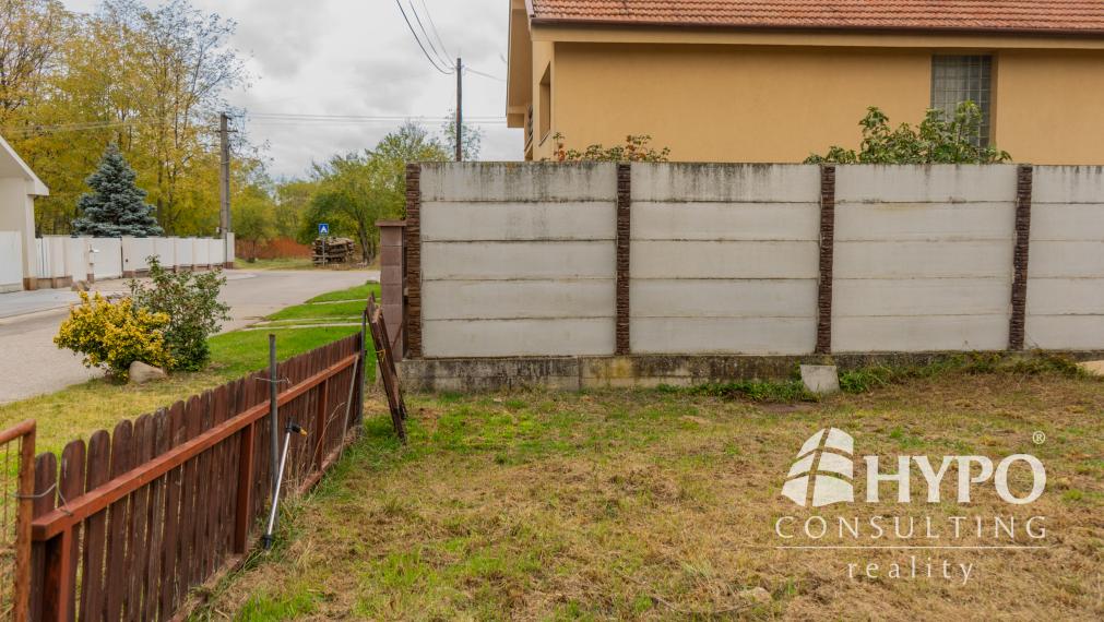 Zasieťovaný rovinatý pozemok (429m²) v zástavbe, Lozorno