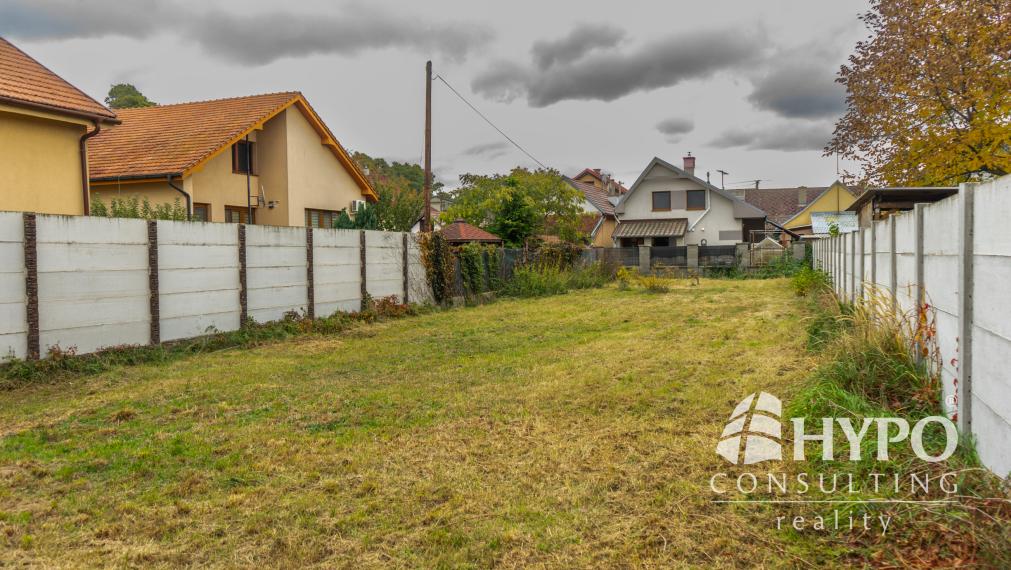 Zasieťovaný rovinatý pozemok (429m²) v zástavbe, Lozorno