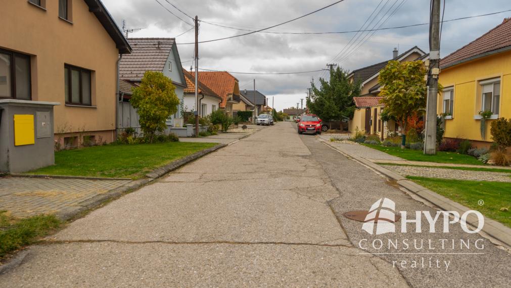 Zasieťovaný rovinatý pozemok (429m²) v zástavbe, Lozorno