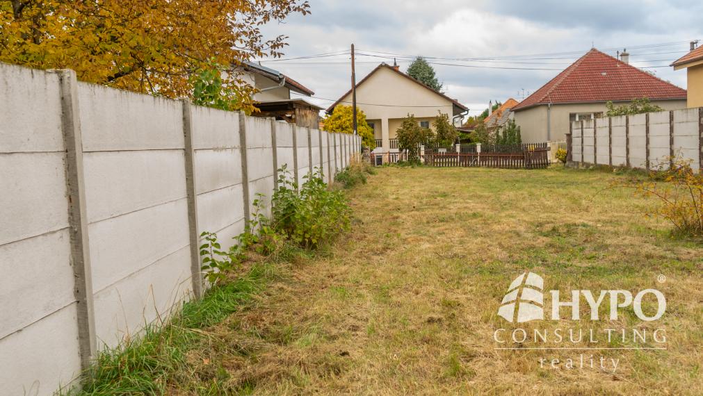 Zasieťovaný rovinatý pozemok (429m²) v zástavbe, Lozorno