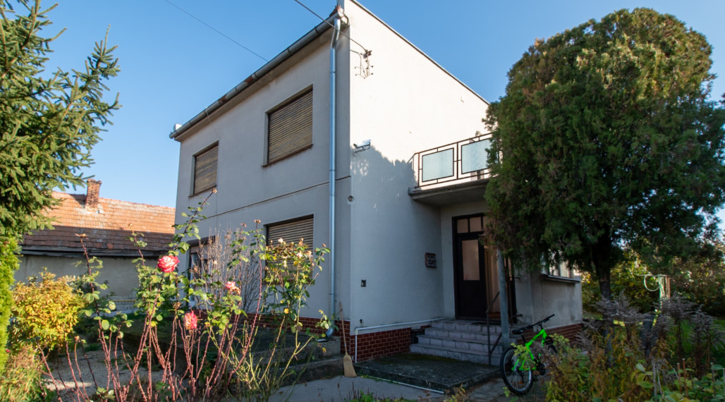 Starší trojpodlažný dom blízko centra