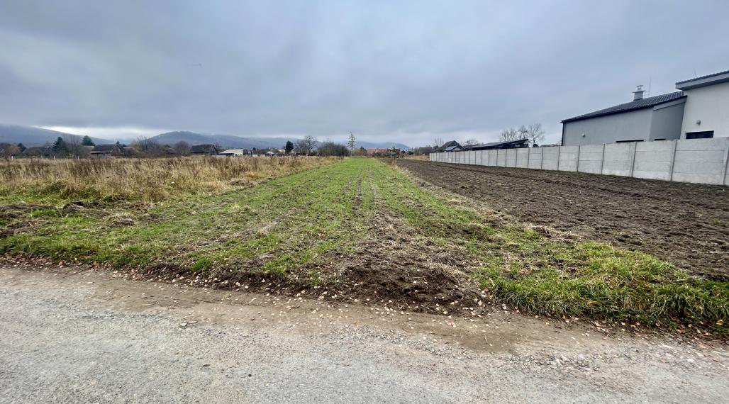 Obrovský pozemok 2421m2 a dom - Investícia pri Malackách