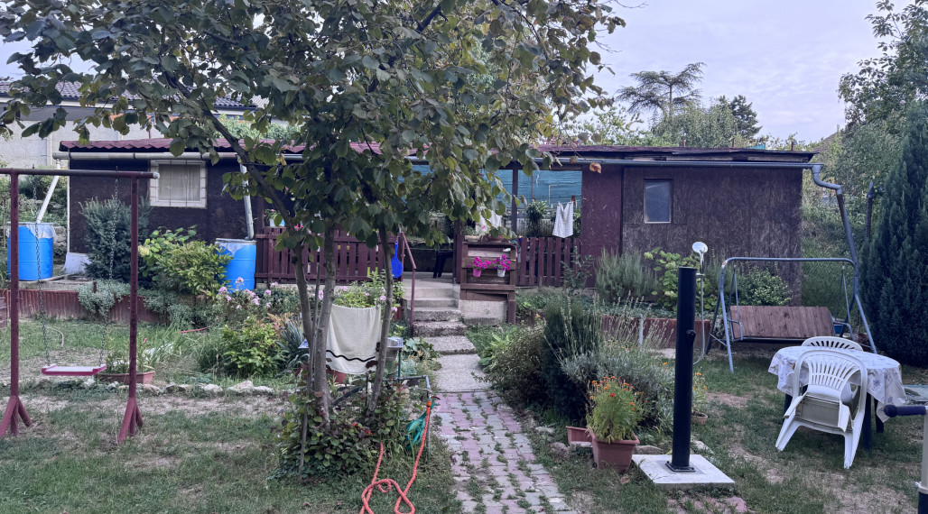 Udržiavaná záhrada s chatkou a mestskou vodou (BA - Vrakuňa)