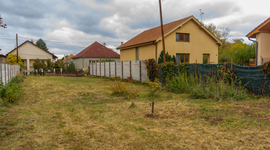 Zasieťovaný rovinatý pozemok (429m²) v zástavbe, Lozorno