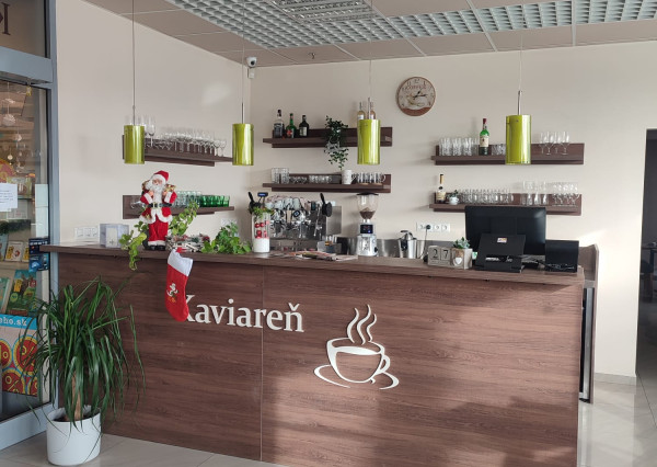 Kaviareň so strešnou terasou na námestí Trnava – odstúpenie