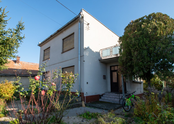 Starší trojpodlažný dom blízko centra