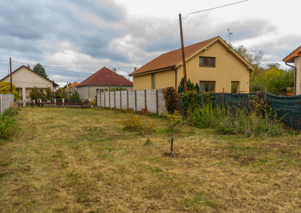 Zasieťovaný rovinatý pozemok (429m²) v zástavbe, Lozorno